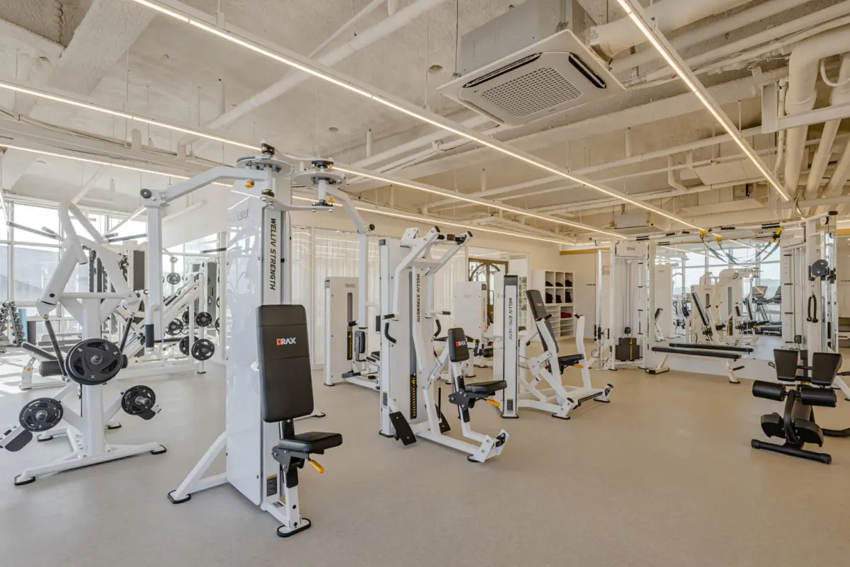 자연광 가득한 화이트톤 오픈형 피트니스센터